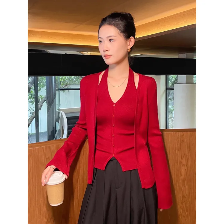 红色针织开衫外套女春秋长袖上衣2025新款气质挂脖吊带背心两件套