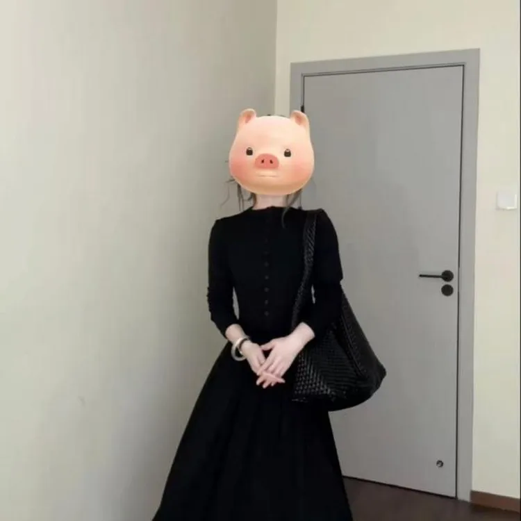 优雅高级感圆领单排扣长袖连衣裙女秋季气质赫本风黑色收腰长裙子