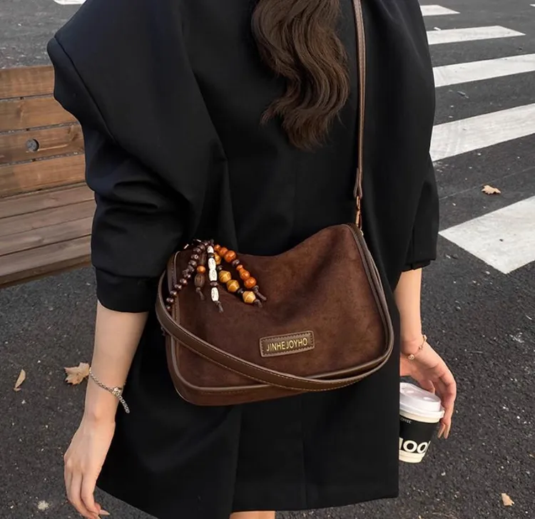 咖色超火手提枕头包包女式2025新款秋冬轻奢小众高级感通勤斜挎包