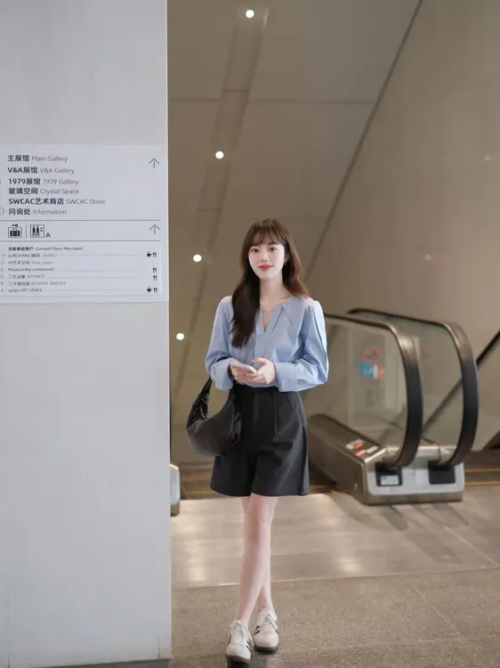 2025夏季新款法式气质蓝色V领衬衫高腰百搭显瘦小个子短裤两件套