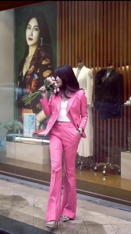 臻韩美2025秋季爆款爱莎粉长袖微喇裤套装