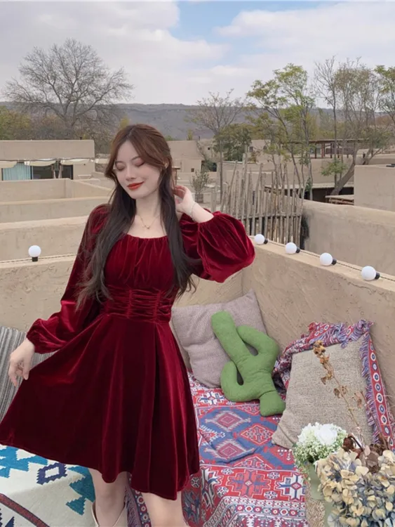 高级感法式丝绒打底裙女秋冬甜美收腰显瘦方领气质赫本红色连衣裙