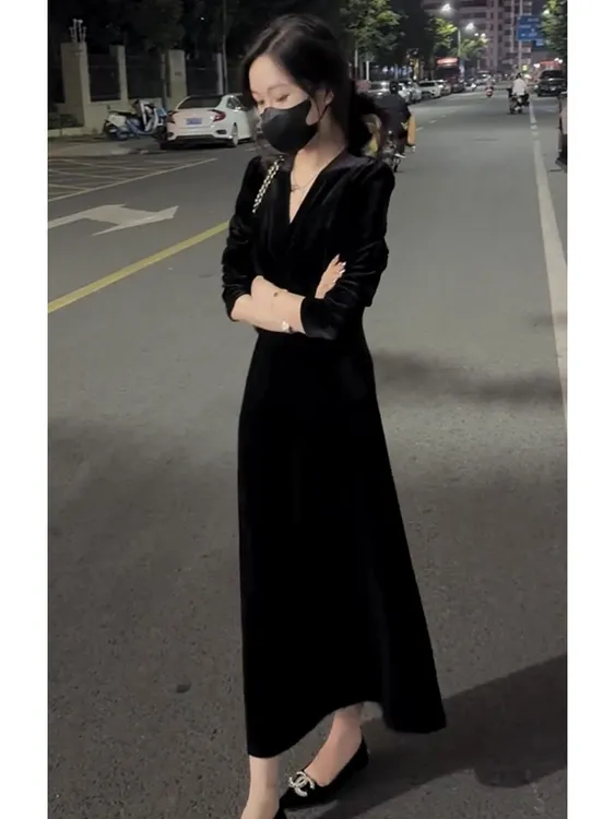 赫本风黑色气质V领丝绒连衣裙女2025秋季新款高级感收腰显瘦长裙