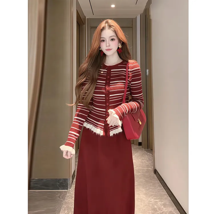 女秋冬新款韩系木耳边条纹长袖开衫外套圣诞氛围感半身裙时尚套装