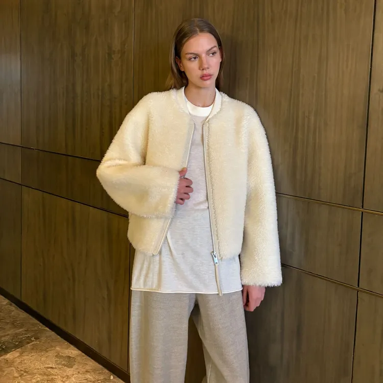 皮草女款2025秋冬新款毛绒羊毛皮毛一体小V领拉链外套AW25596