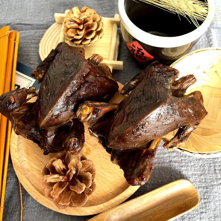 炭缸烤鸽子乳鸽鸽子肉，东北特产抖音地锅鸡。开袋即食寡人兄弟。