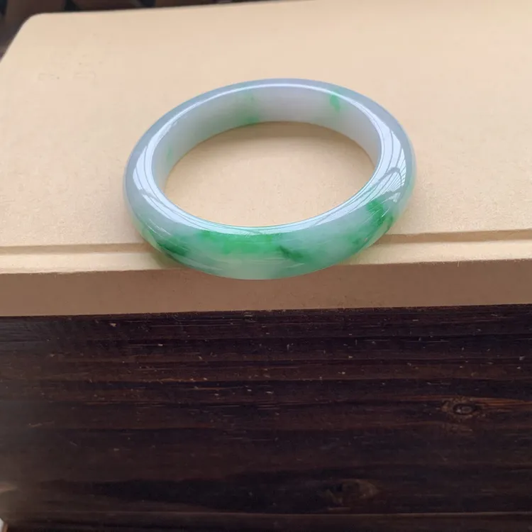 冰胶细腻辣阳绿手镯特价32800圈口57.1-11.9-9.9，天然翡翠缅A小纹