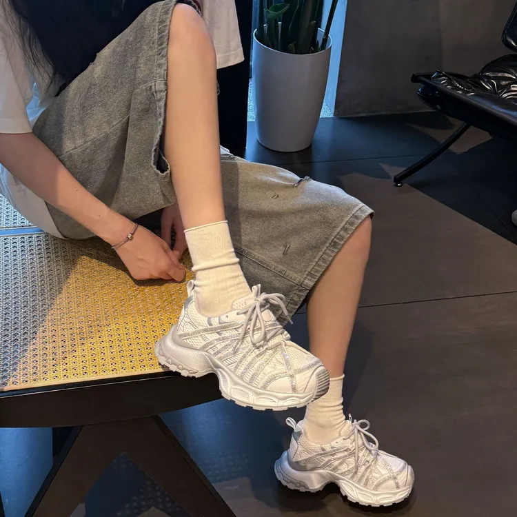 小发喵「 轻奢流线银纹厚底运动鞋｜云感中底解锁街头摩登潮搭焦点」