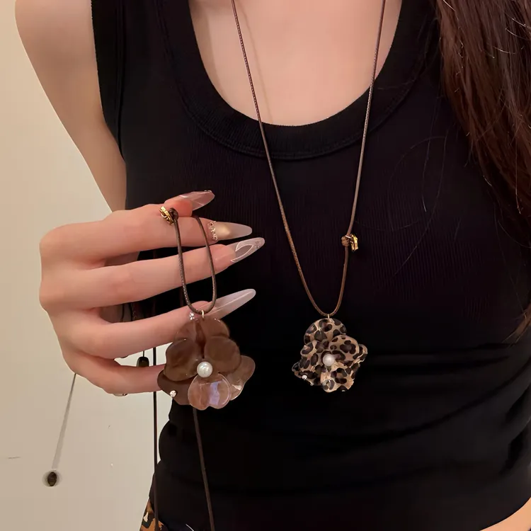 铜布艺项链 美拉德豹纹镂空花朵轻奢吊坠项链女高级感长款毛衣链 