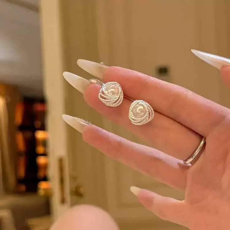 合金耳饰 法式小香风缠绕珍珠耳钉女轻奢气质耳饰小众独特设计