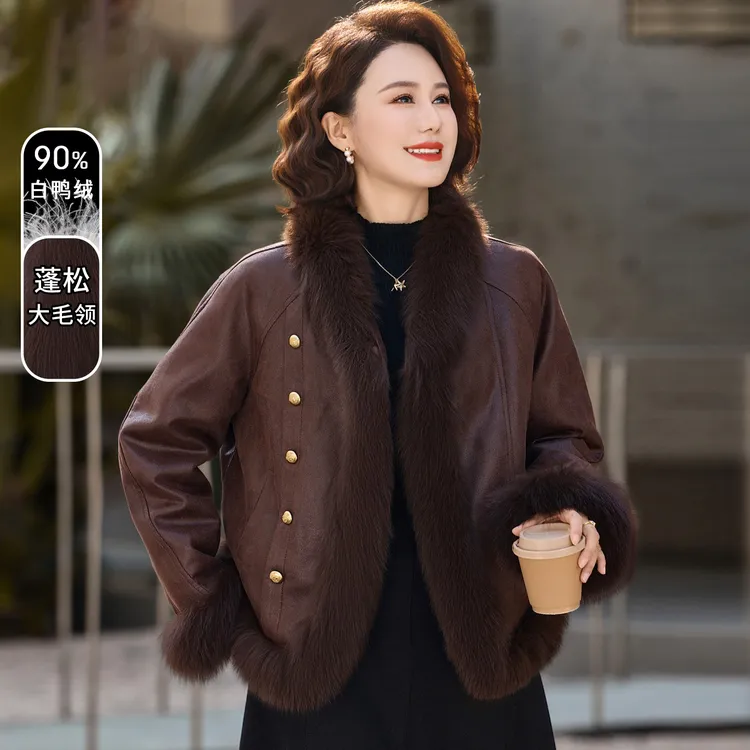 品牌妈妈羽绒服冬装高贵皮草外套2025新款中老年秋冬免洗皮棉袄女