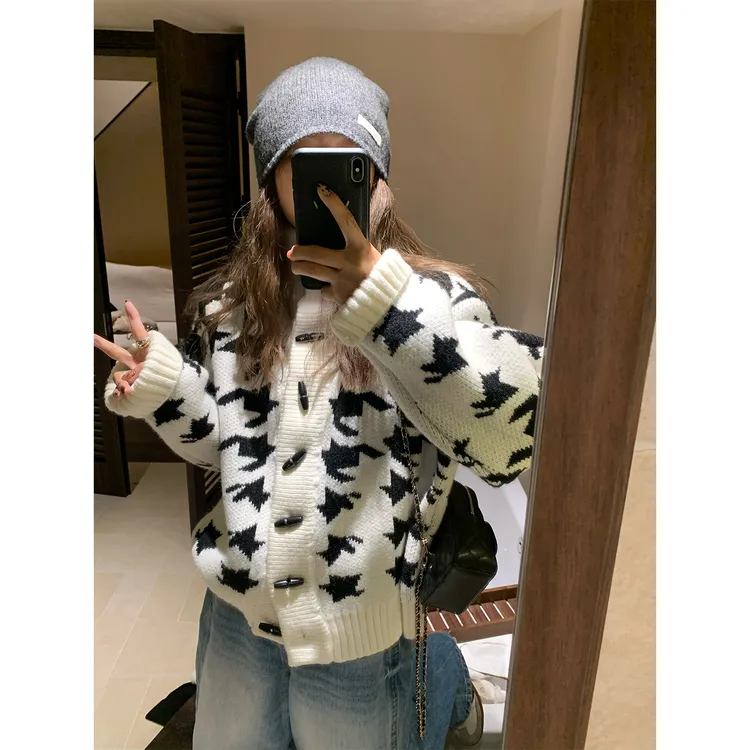 留下 1992 OPYY复古风千鸟格毛衣外套秋冬加厚立领牛角扣针织衫女