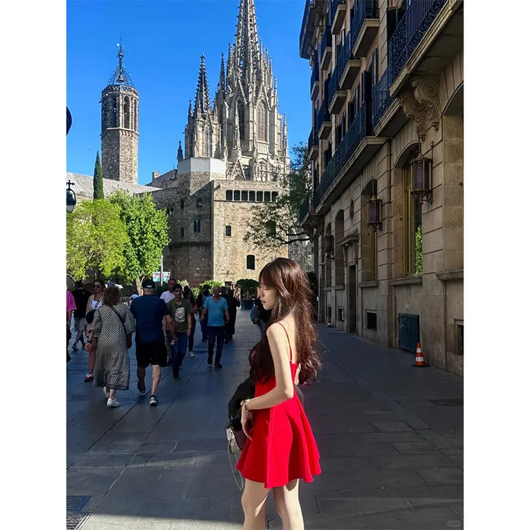 纯欲性感吊带连衣裙女2025夏季新款红色别致绝美显瘦收腰A字裙子