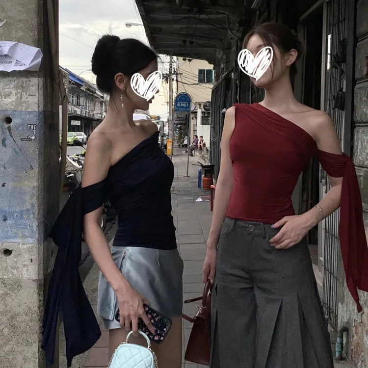 艺等现货~夏季性感辣妹一字领斜肩无袖T恤纯欲修身别致露肩女上衣