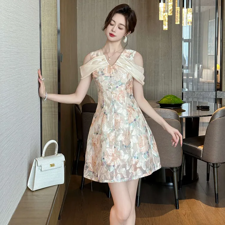 露肩印花田园风优雅a字连衣裙女轻奢减龄小个子气质收腰V领短裙子