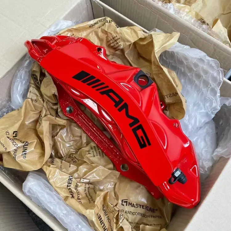 奔驰普通版车型，升级AMG大六活塞卡钳方案