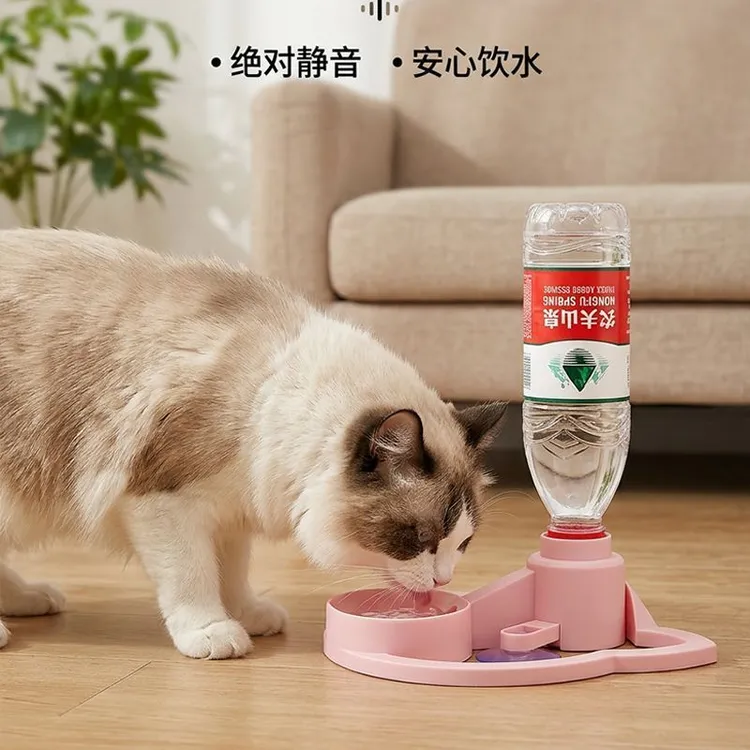 新疆包邮乌市直发猫咪自动饮水器吸盘式饮水机不插电流动饮水神器商品图