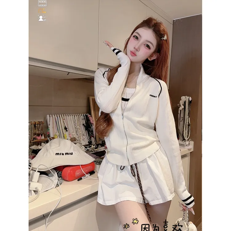 缪系学院风字母减龄开衫+字母刺绣圆领镂空针织背心+白色短裙