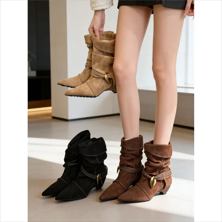 气质绒面尖头金属扣堆堆靴女冬阔腿裤必备鞋小巧屋服装英伦风短靴