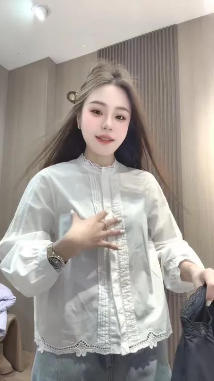 2026年春季新款韩系时尚设计感立领镂空花边领百搭衬衫上衣女潮