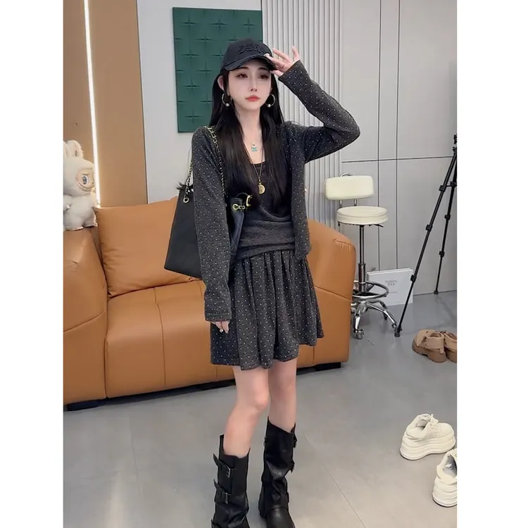 秋季显瘦时尚套装三件套2025新款洋气炸街网红休闲上衣吊带百褶裙