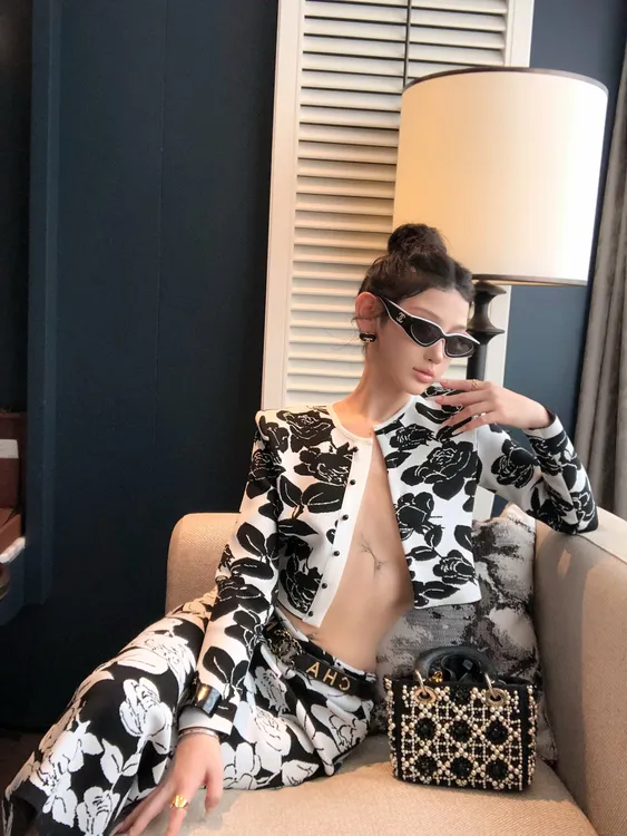 ChiclyNana   黑白花朵提花套装绷带针织短款上衣包臀裙两件套女