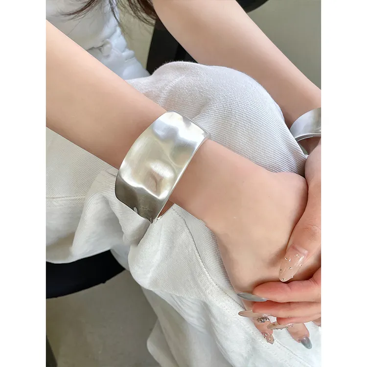 钛钢手镯 磨砂质感宽手镯女小众不规则手饰夸张学生党闺蜜镯子