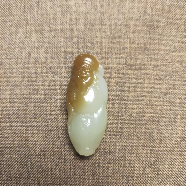和田玉新疆且末糖白吊坠料子油性好手工雕刻糖白分明精美俏色挂坠