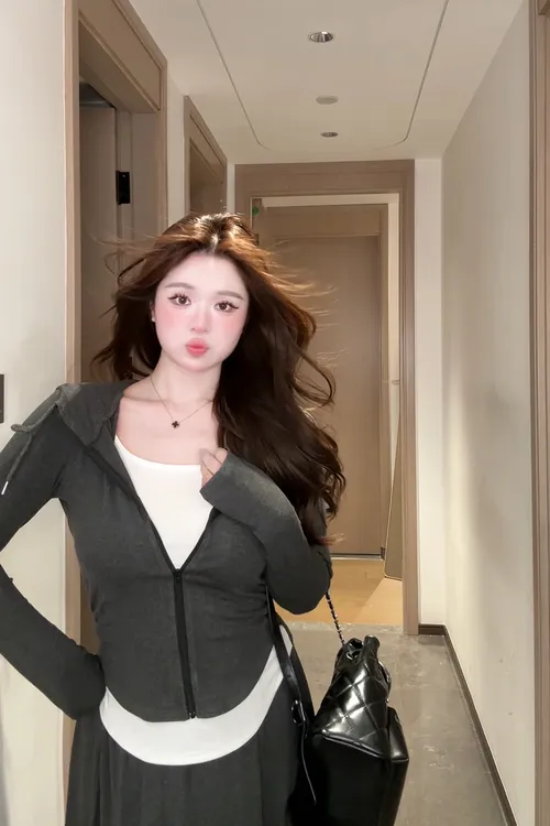 微胖mm大码秋季吊带背心收腰连帽衫假两件显瘦松弛感休闲套装女