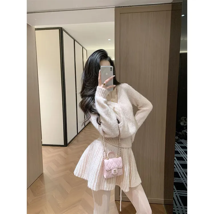 2025新款miu系穿搭针织上衣显瘦秋冬季气质收腰毛衣套装百搭短裙