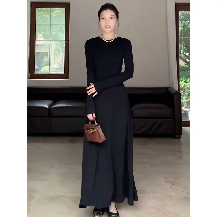 秋季2025新款女装冷淡系独特别致裙子法式高级感赫本风黑色连衣裙