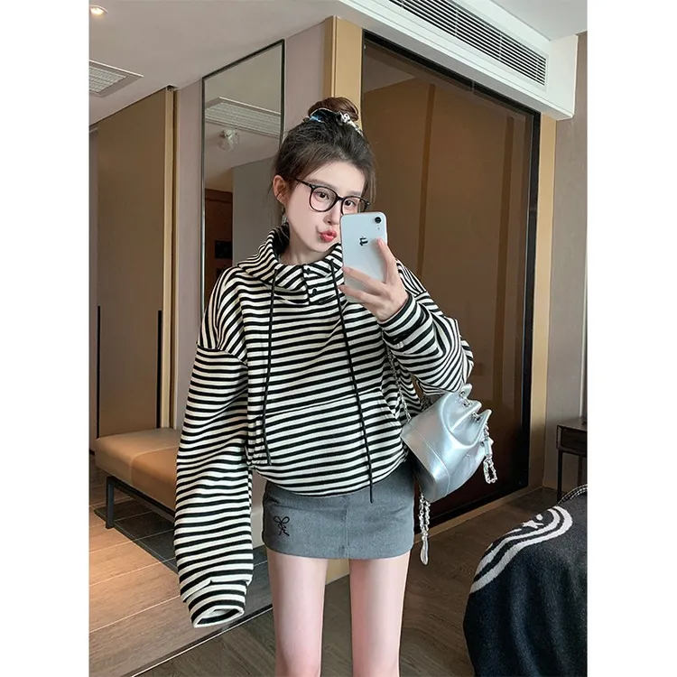 黑色条纹连帽卫衣女2025年新款春秋小个子休闲百搭短款套头上衣潮