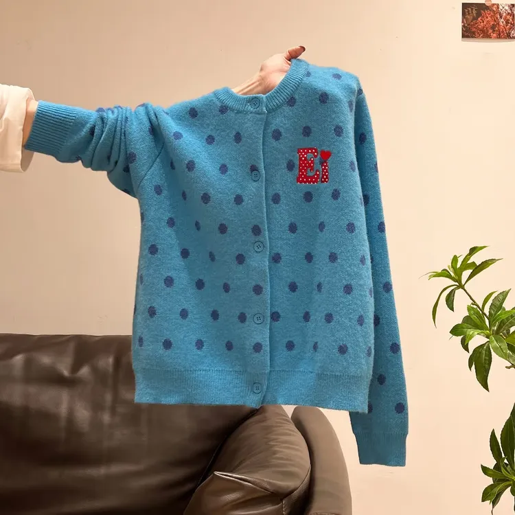 小婉薇设计感圆形波点字母刺绣开衫毛衣女2026秋冬季新款宽松外套