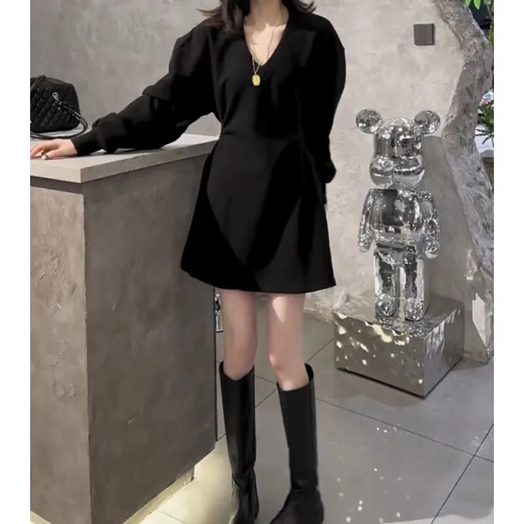2026年早春新款大码法式中长款长袖连衣裙女百搭显瘦小黑裙