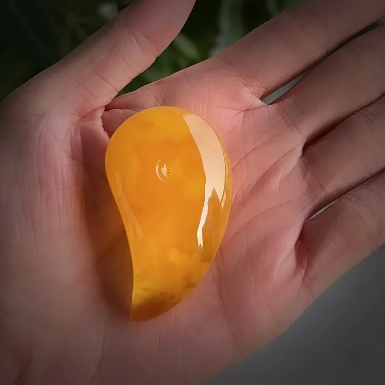 蜜蜡焦皮料芬达色鸡油红勾玉