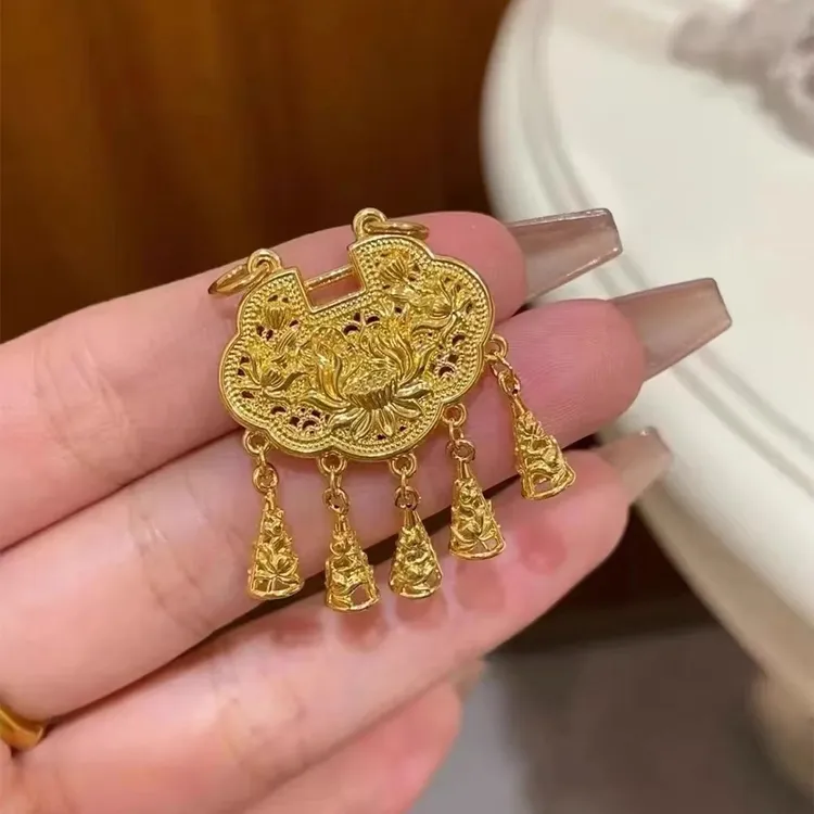 周大生新中式璎珞平安锁吊坠长命锁流苏铃铛花丝风铃莲花金锁挂坠