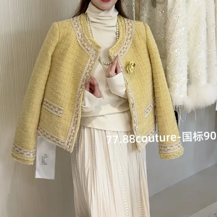 小香风-围感花朵胸针修身短款保暖羽绒服外套(配胸针)90103