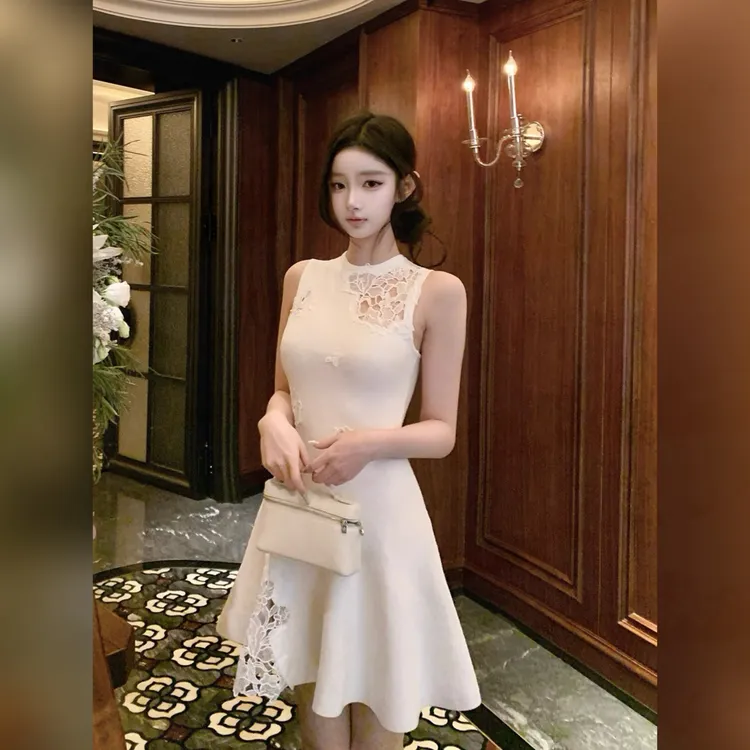 很辣 【雪落蔷薇】白色蕾丝镂空设计感无袖连衣裙短裙