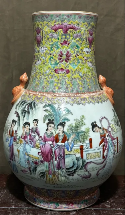 全手工粉彩十二金钗玉壶春瓶、高39.5 厘米、肚径28 厘米。