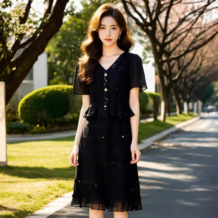 拉夏贝尔黑色时尚连衣裙女2025夏季新款气质显瘦V领褶皱木耳边裙