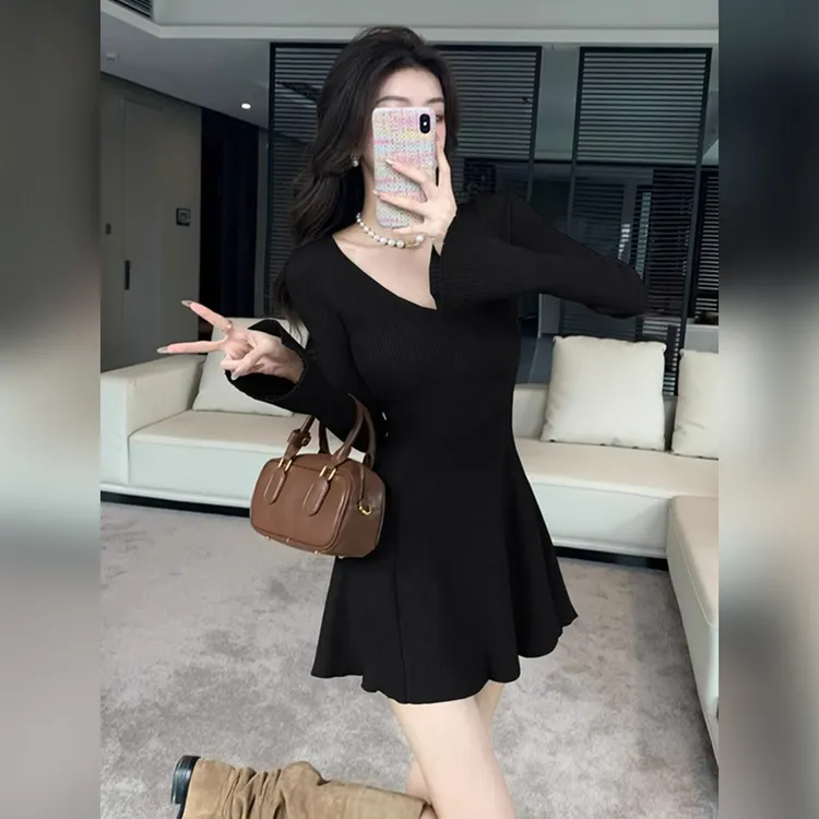 黑色修身法式v领连衣裙女春秋爆款2025新款长袖裙子高级感小黑裙