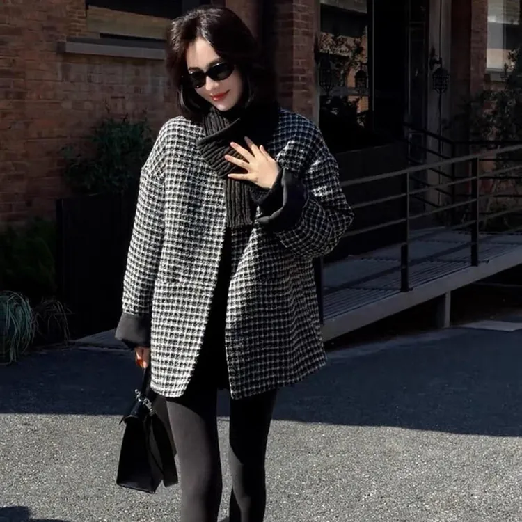 格子粗花呢小香风羽绒服女2025冬季新款宽松显瘦减龄配围脖上衣