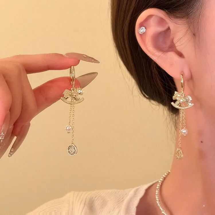 铜合金锆石耳饰  秋冬轻奢闪锆小马流苏耳环女气质生肖马年耳饰女