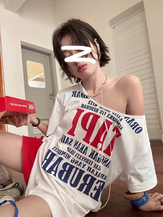 花生酱美式复古彩色字母彩拔印花一字肩斜肩上衣宽松短袖T恤  
