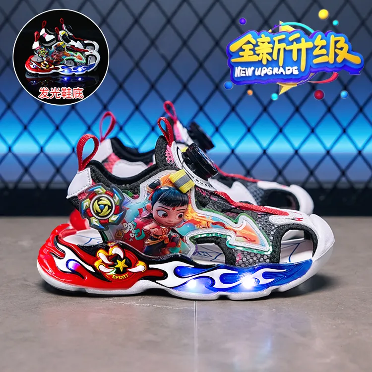 2025新款女童哪吒包头凉鞋夏季儿童运动沙滩鞋软底防滑男孩亮灯鞋
