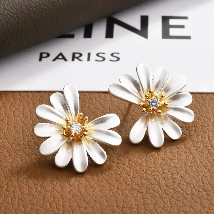 铜合金耳饰 GD权志龙同款小雏菊花朵耳钉女轻奢高级精致超仙耳饰