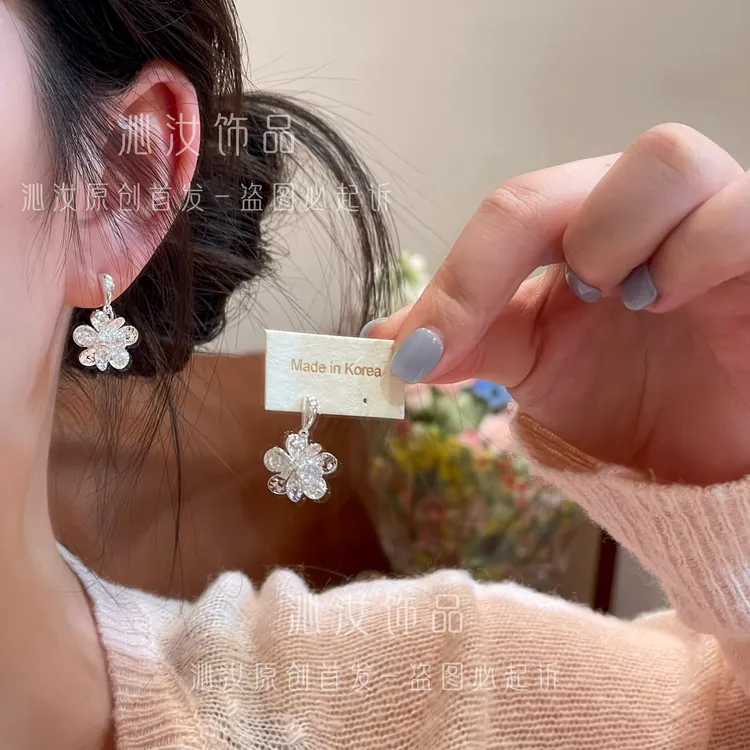 【沁汝饰品】 QR293银色双花朵耳钉百搭时尚轻奢气质小众商品图