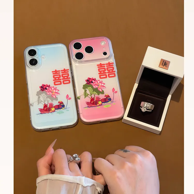 欧克里里渐变荷花喜情侣款适用苹果17/16太空手机壳小米华为oppo