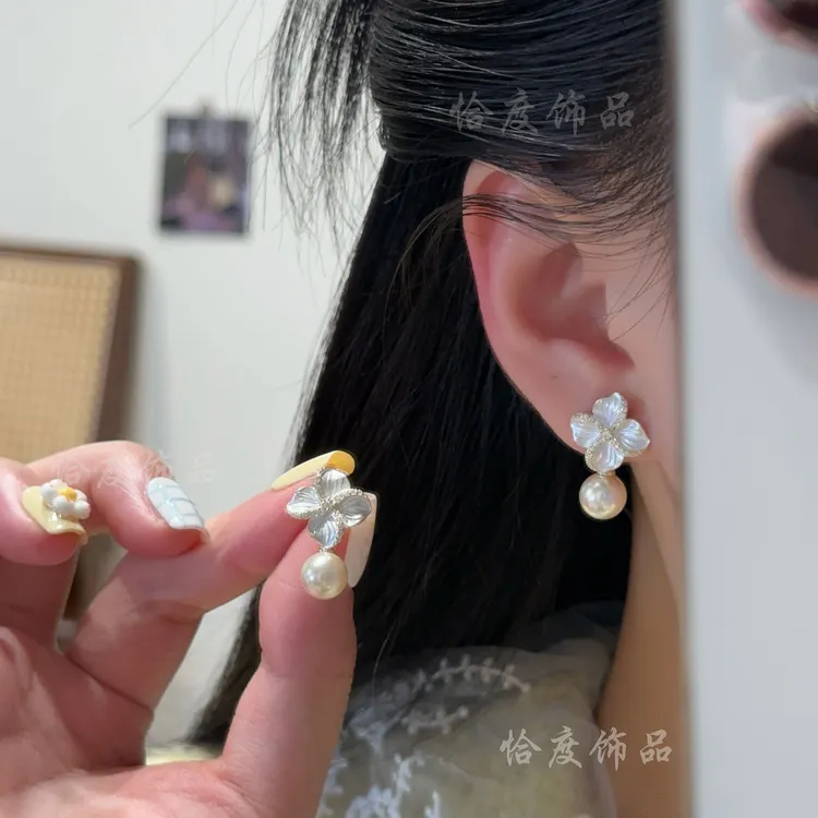 铜合金仿珍珠耳饰 【恰度】微镶锆石白色花朵珠珠耳钉温柔气质