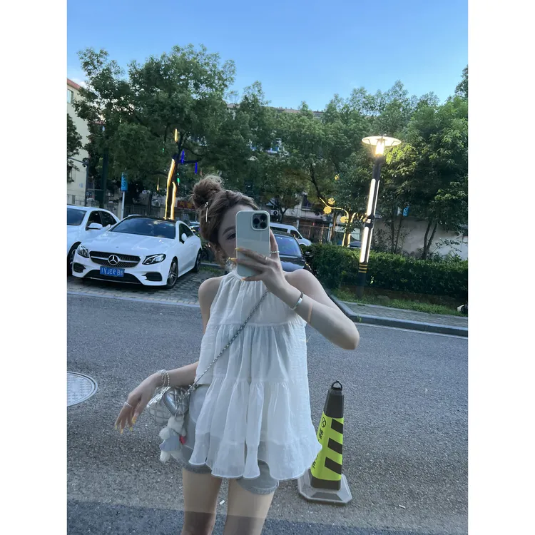 2025夏季新款洋气衣服女挂脖无袖背心上衣高腰百搭显瘦牛仔短裤